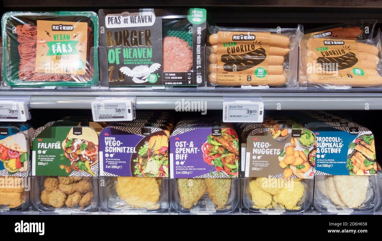 Piatti vegetariani, imitazioni vegane carni in un supermercato svedese frigorifero Foto Stock