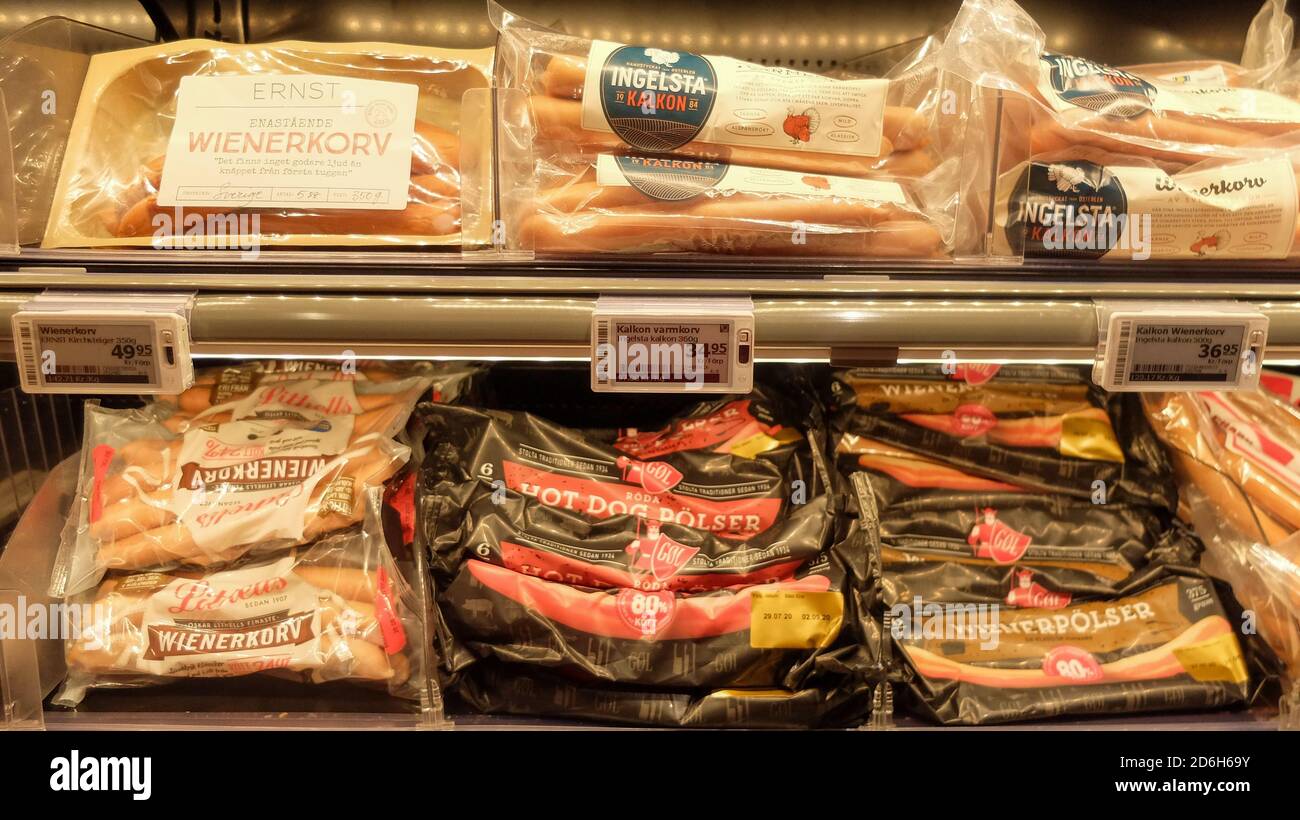 Carne in un ripiano frigo presso un supermercato svedese: Pollo, salsicce, manzo, salame… Foto Stock