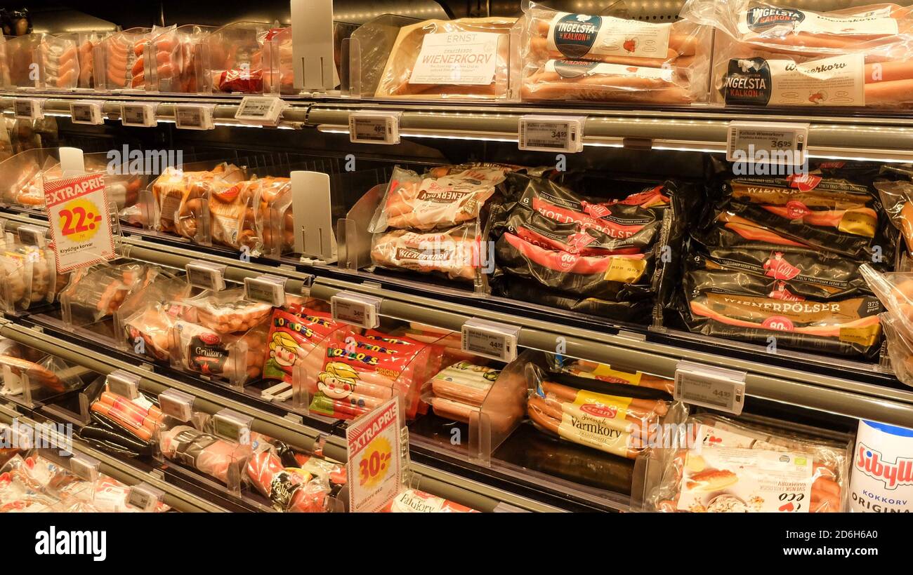 Carne in un ripiano frigo presso un supermercato svedese: Pollo, salsicce, manzo, salame… Foto Stock