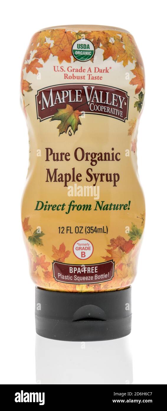 Winneconne, WI - 16 ottobre 2020: Un pacchetto di sciroppo d'acero organico puro cooperativo di Maple Valley su uno sfondo isolato. Foto Stock