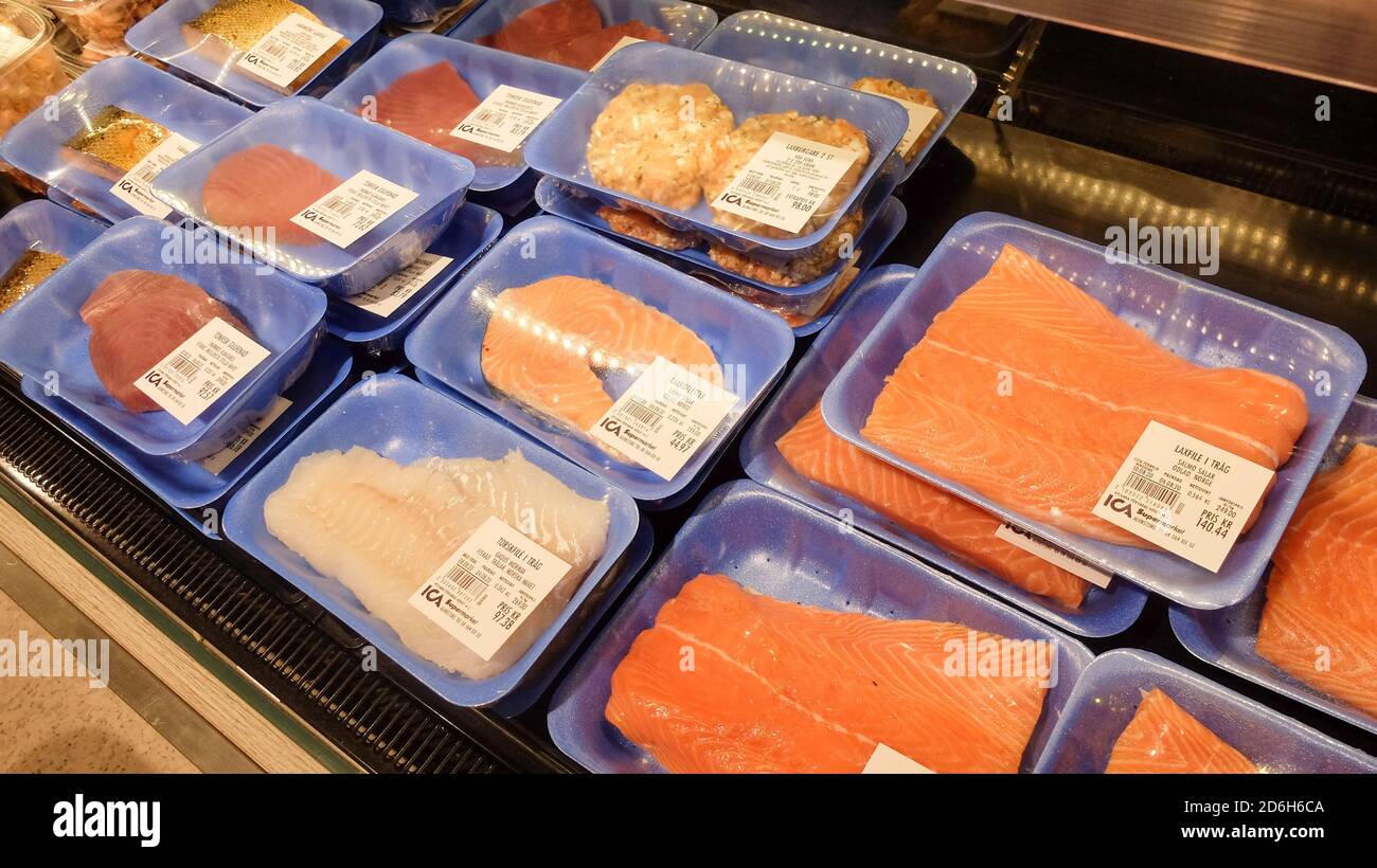 Salmone fresco e delizioso nel supermercato Foto Stock
