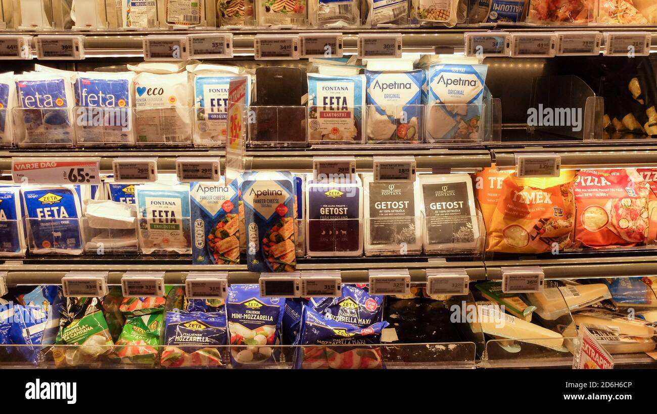 Formaggio feta in una mensola di supermercato Foto Stock