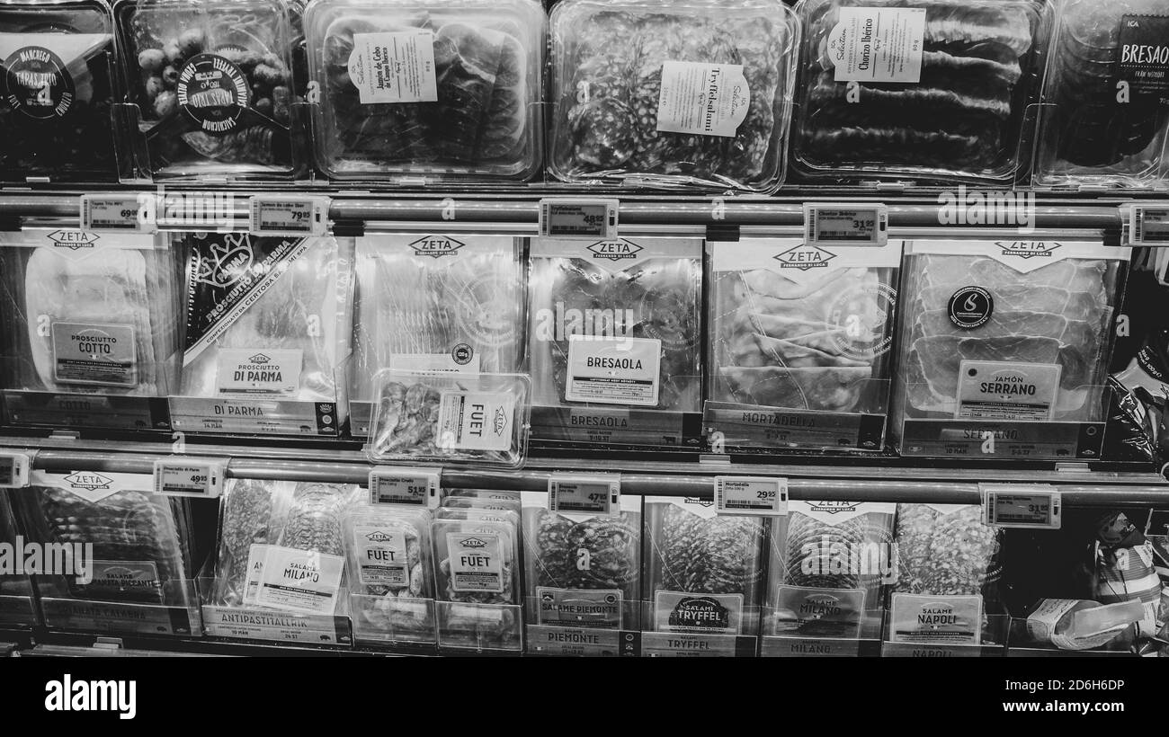 Carne in un ripiano frigo presso un supermercato svedese: Pollo, salsicce, manzo, salame… Foto Stock