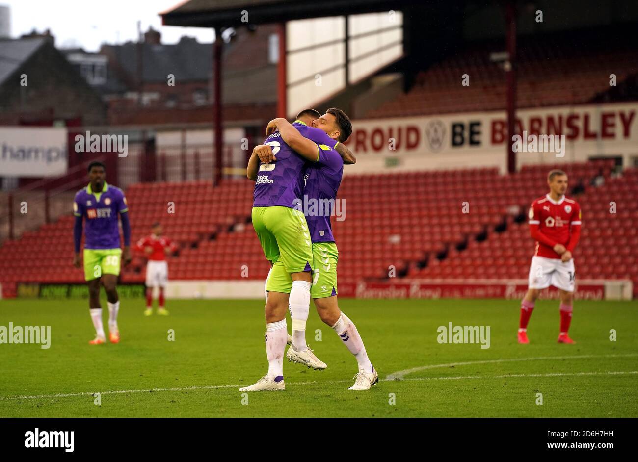 La Jack Hunt di Bristol City festeggia il primo gol del suo fianco con Chris Martin (a destra) durante la partita del campionato Sky Bet a Oakwell, Barnsley. Foto Stock