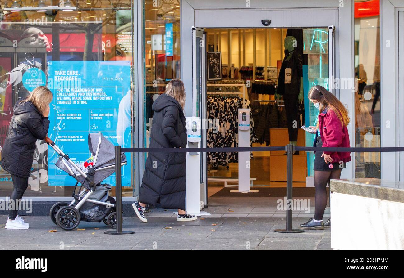 Dundee, Tayside, Scozia, Regno Unito. 17 Ott 2020. Regno Unito tempo: Sole autunnale con una fresca brezza attraverso la Scozia Nord-Est, temperature massime 10°C. Gli acquirenti locali si accodano al di fuori del negozio di moda Primark indossando mascherine e sono consapevoli delle norme Stay Safe nel centro di Dundee durante le restrizioni di blocco Covid-19. Credit: Dundee Photographics/Alamy Live News Foto Stock