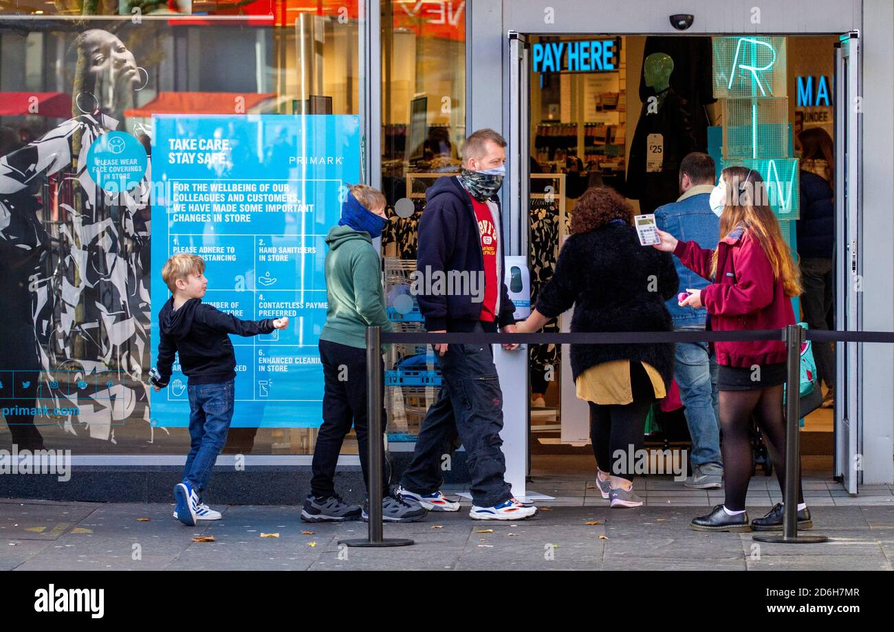 Dundee, Tayside, Scozia, Regno Unito. 17 Ott 2020. Regno Unito tempo: Sole autunnale con una fresca brezza attraverso la Scozia Nord-Est, temperature massime 10°C. Gli acquirenti locali si accodano al di fuori del negozio di moda Primark indossando mascherine e sono consapevoli delle norme Stay Safe nel centro di Dundee durante le restrizioni di blocco Covid-19. Credit: Dundee Photographics/Alamy Live News Foto Stock