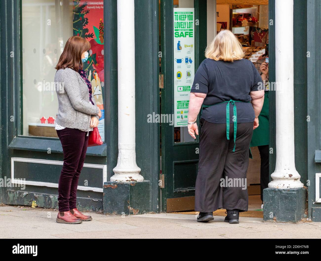 Dundee, Tayside, Scozia, Regno Unito. 17 ottobre 2020. Regno Unito tempo: Sole autunnale con una fresca brezza attraverso la Scozia Nord-Est, temperature massime 10°C. Una cliente femminile che attende fuori dal Body Shop indossando un facemask e che è consapevole delle norme Stay Safe nel centro di Dundee durante le restrizioni di blocco Covid-19. Credit: Dundee Photographics/Alamy Live News Foto Stock