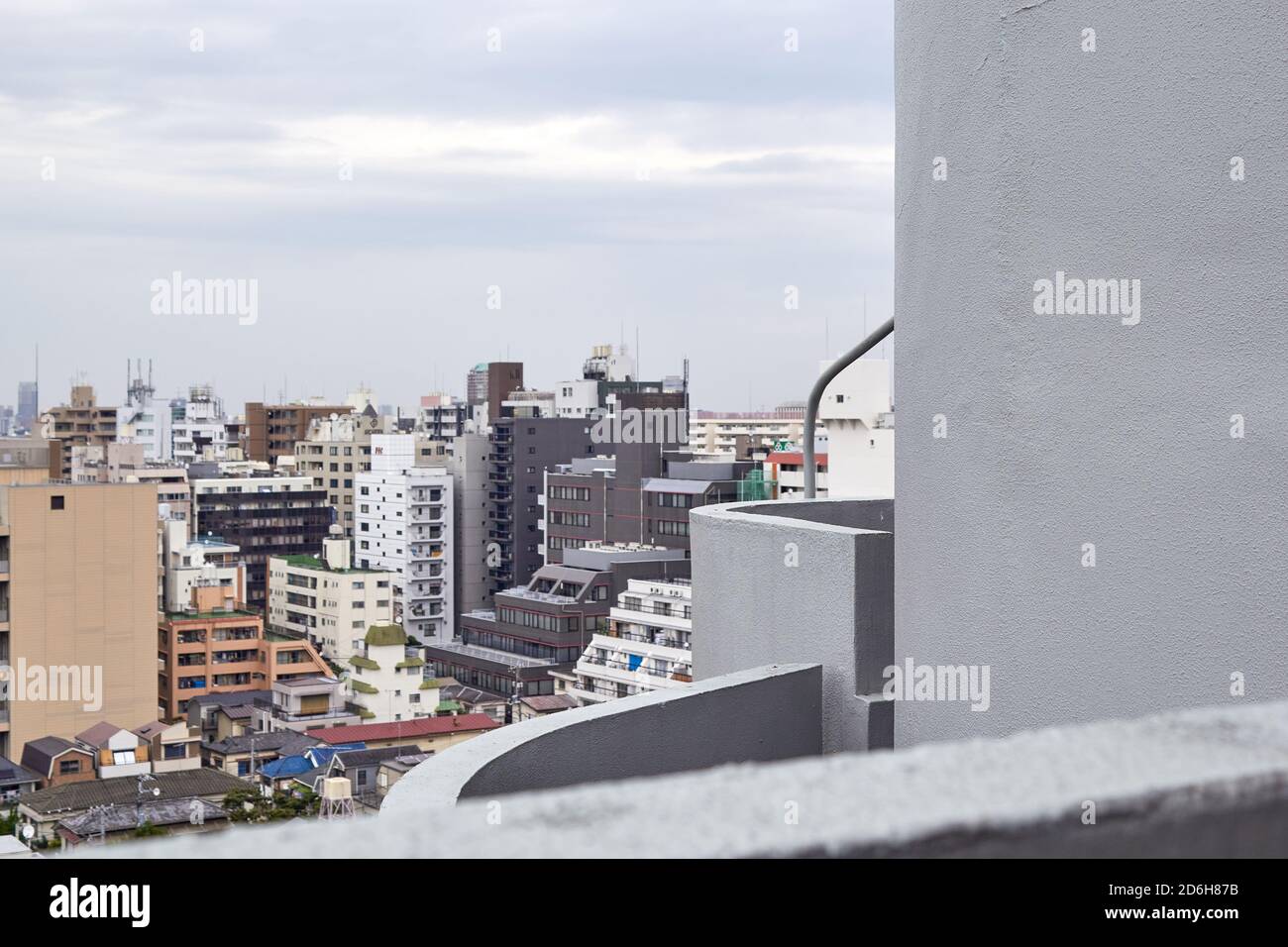 Tokyo, vista dalla scalinata esterna sull'edificio degli appartamenti; Shinjuku, Tokyo, Giappone Foto Stock