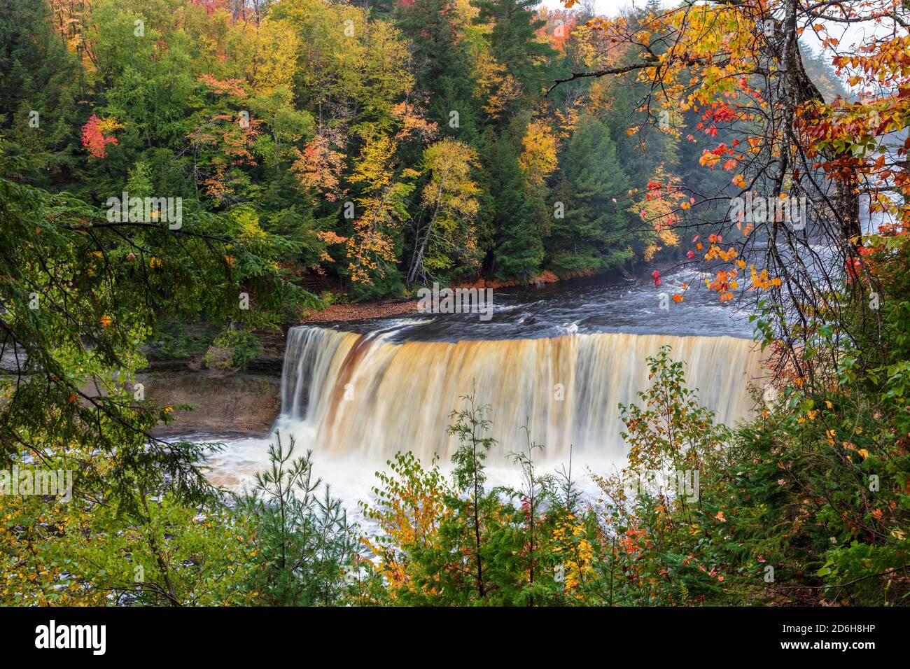 Upper Tahquamenon Falls, Tahquamenon Falls SP, Autunno, Michigan, USA di James D Coppinger/Dembinsky Photo Assoc Foto Stock