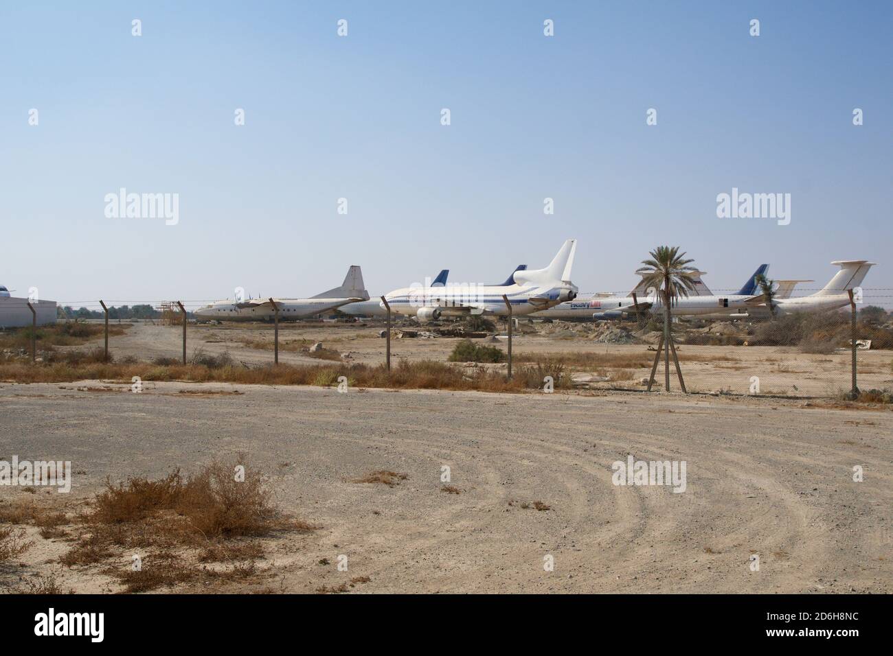 RAS al KHAIMAH, EMIRATI ARABI UNITI - 09 NOVEMBRE 2017: Aereo abbandonato nel deserto all'aeroporto di Ras al Khaima, sparato attraverso la recinzione Foto Stock