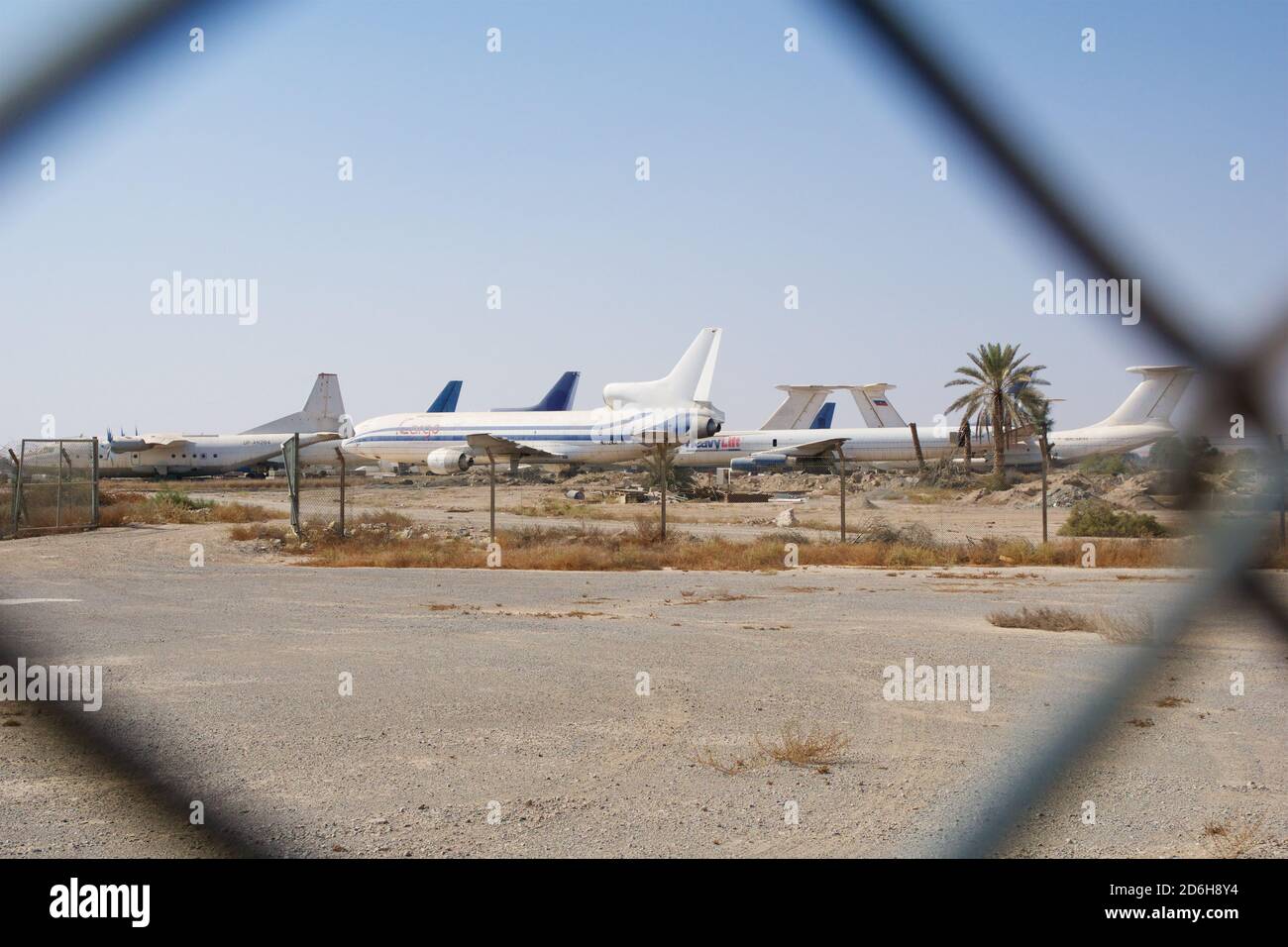 RAS al KHAIMAH, EMIRATI ARABI UNITI - 09 NOVEMBRE 2017: Aereo abbandonato nel deserto all'aeroporto di Ras al Khaima, sparato attraverso la recinzione Foto Stock