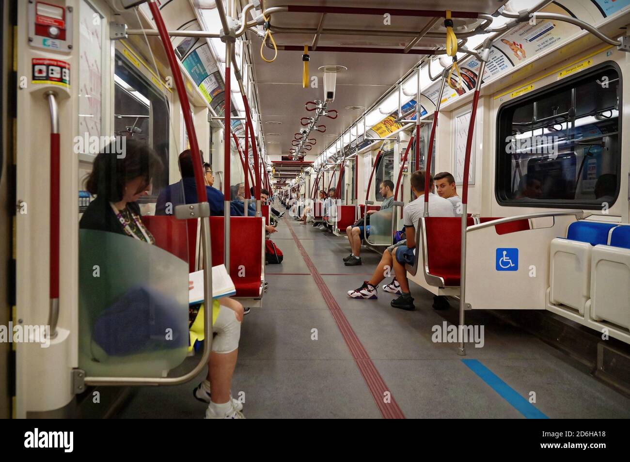 TORONTO, CANADA - 2016 06 27: Passeggeri nella cabina della metropolitana TTC. La Toronto Transit Commission è un'agenzia di trasporti pubblici che gestisce il transito Foto Stock