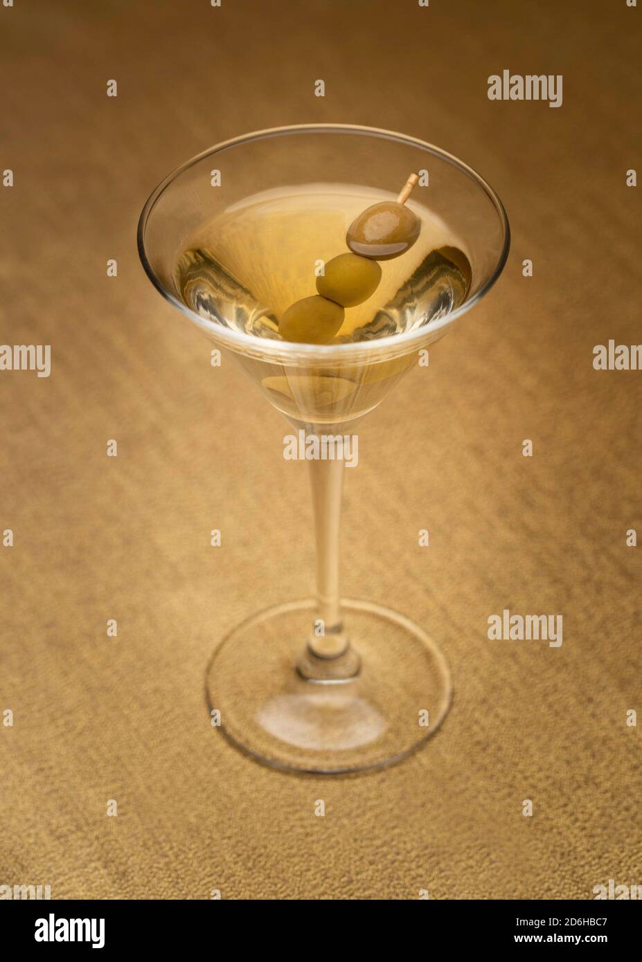 vodka martini con olive interne su tessuto dorato Foto Stock