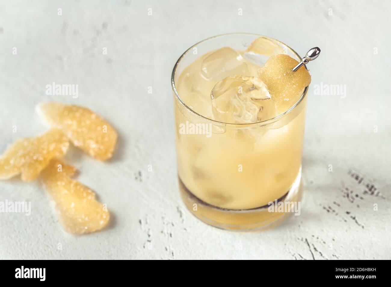 Bicchiere di cocktail di penicillina su sfondo bianco Foto Stock