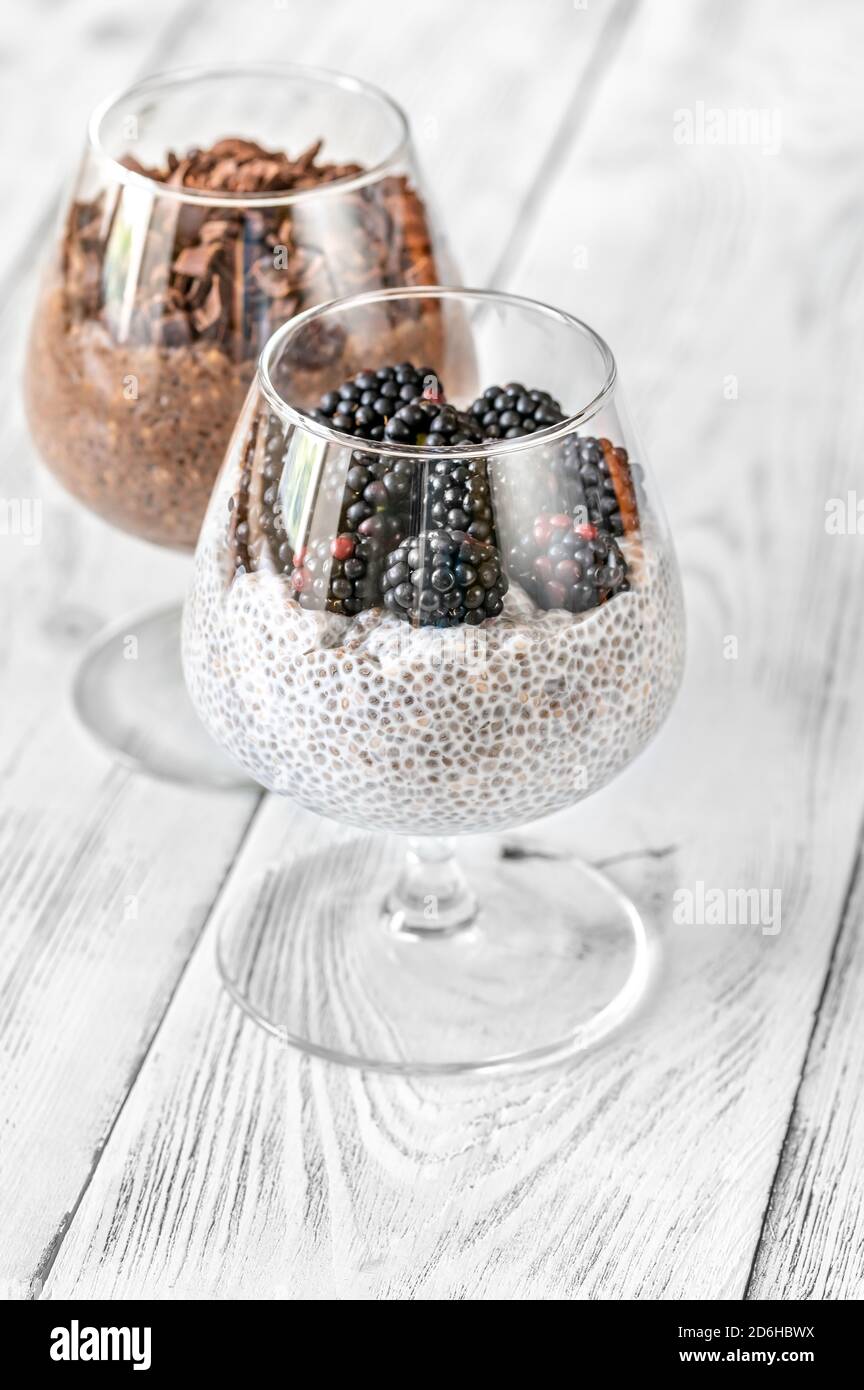 Cioccolato e latte di cocco budino di semi di cia Foto Stock