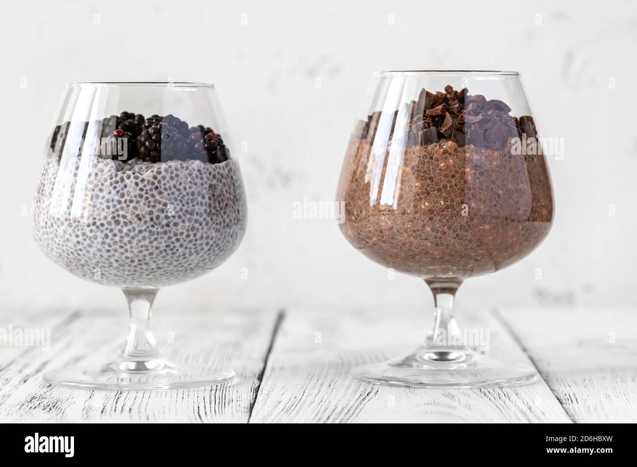 Cioccolato e latte di cocco budino di semi di cia Foto Stock