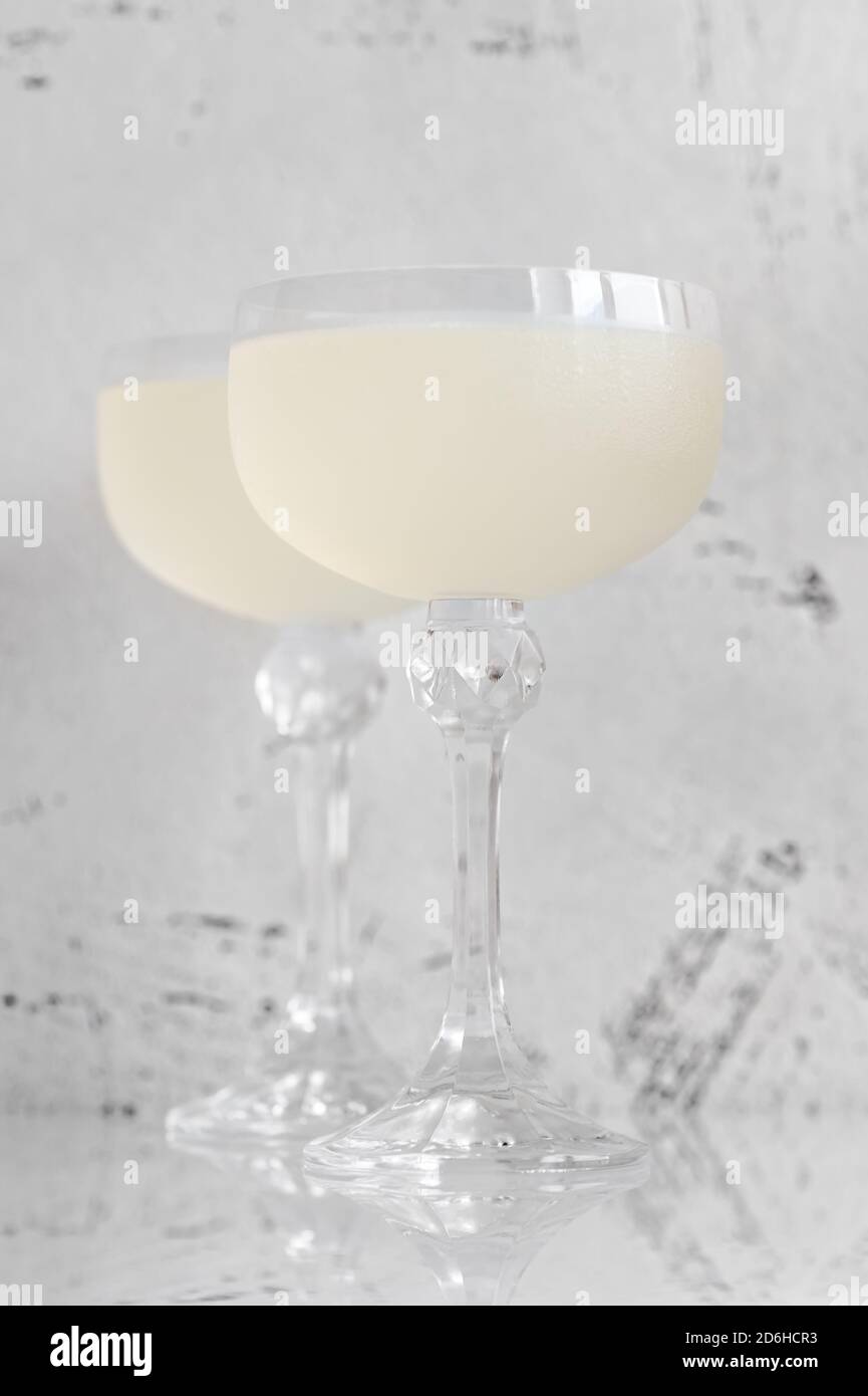 Due bicchieri di cocktail White Lady su sfondo bianco Foto Stock