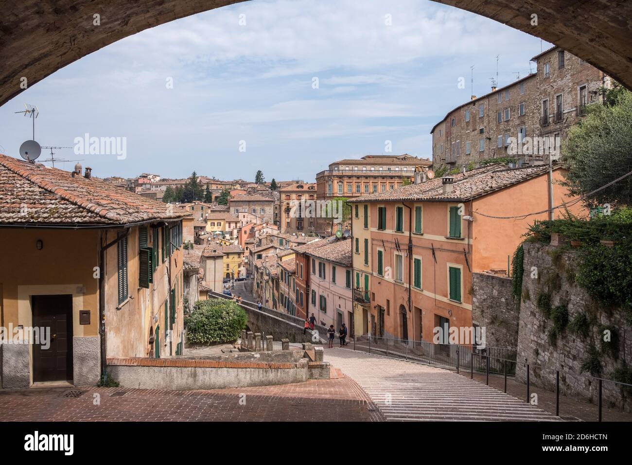 Perugia - 2019 agosto: Acquedotto di Perugia con vista sul centro città Foto Stock