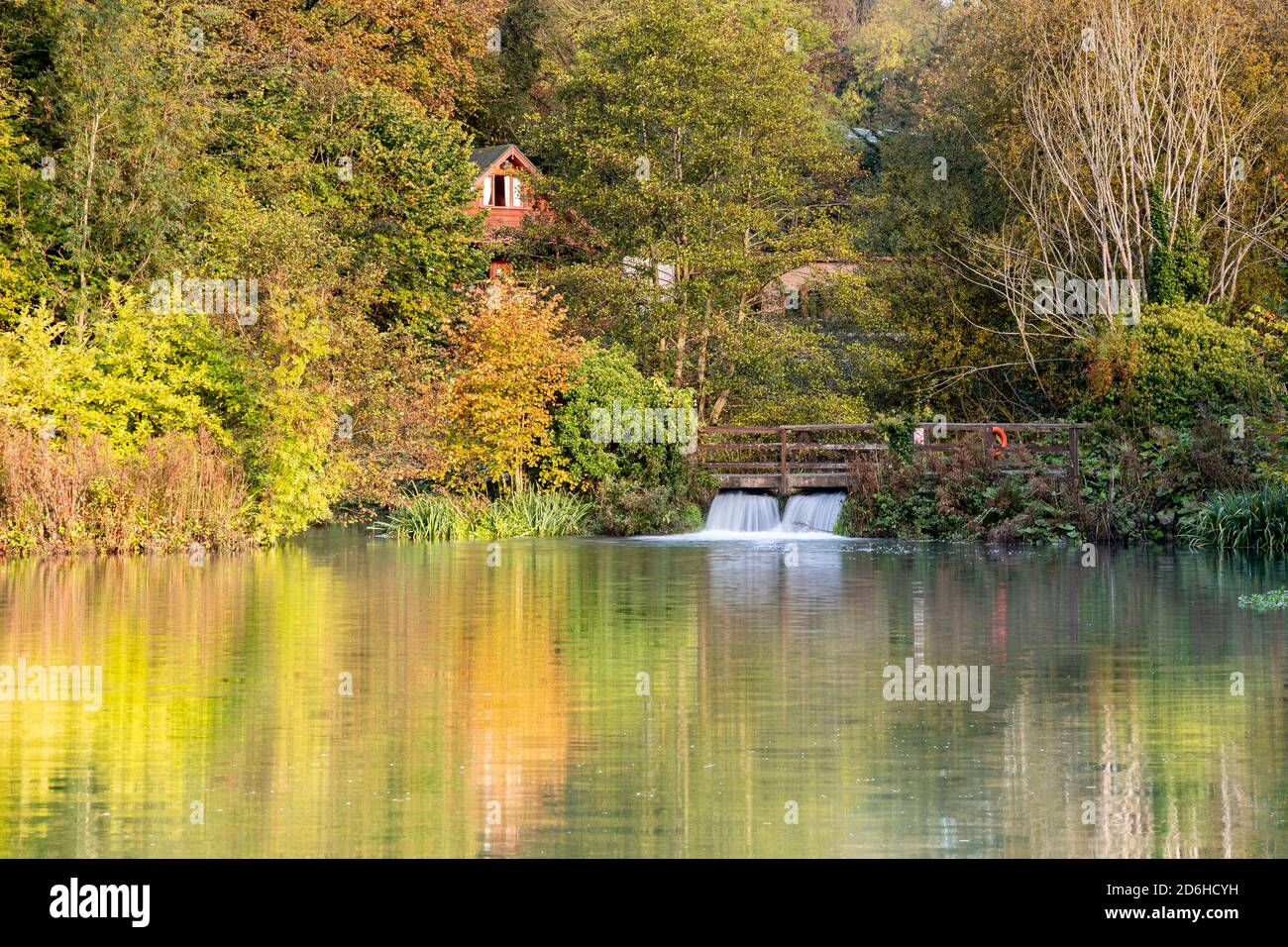 Piscina tranquilla in autunno a Caerwys, Galles del Nord Foto Stock