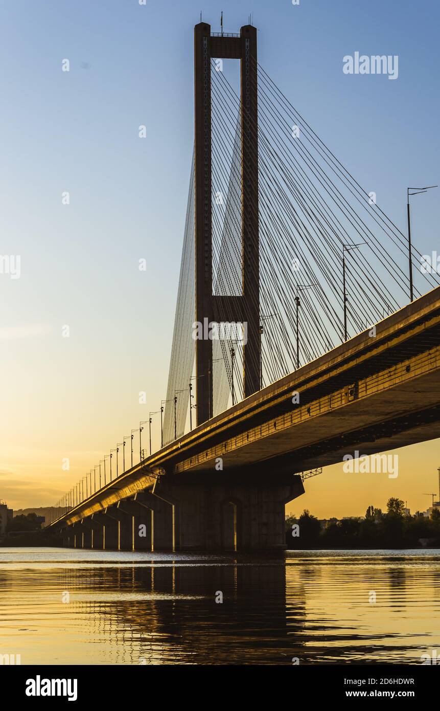 Ponte sud, Kiev, Ucraina. Kyiv ponte sul fiume Dnipro sullo sfondo di un bellissimo tramonto. Il ponte al sole di sera. Foto Stock