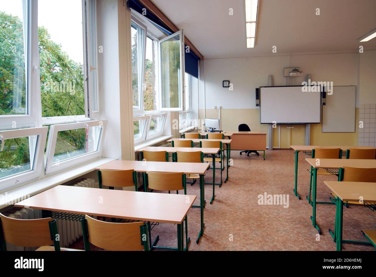 Ventilare (finestra aperta) scuola classe, Karlsbad, Repubblica Ceca, ora del giorno europeo Foto Stock