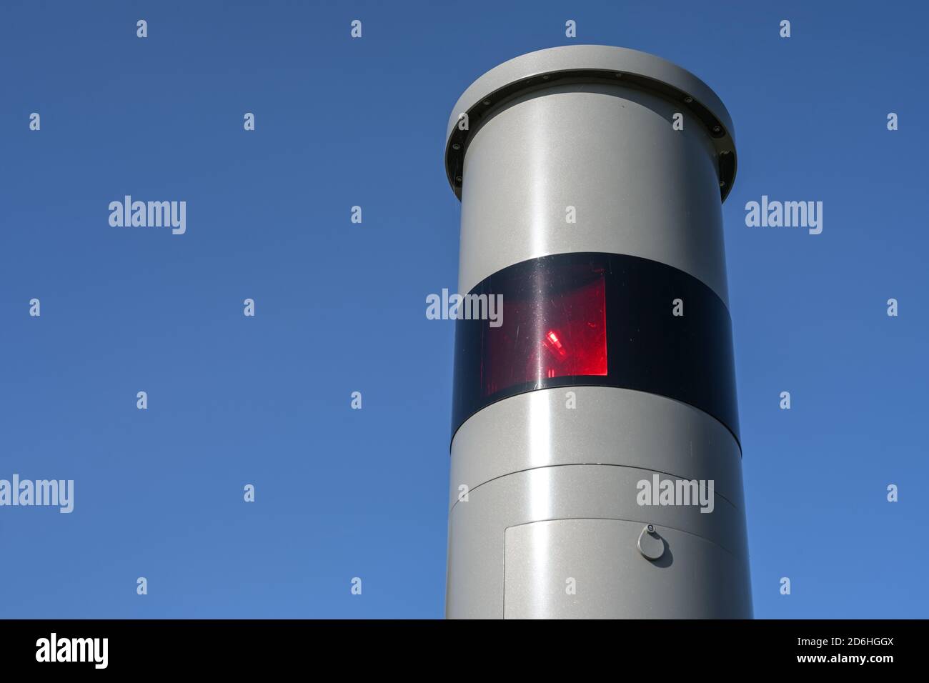 Parte di un limite di velocità stazionario con radar luminoso, flash rosso e telecamera, monitoraggio del traffico contro velocità pericolose, che può causare Foto Stock