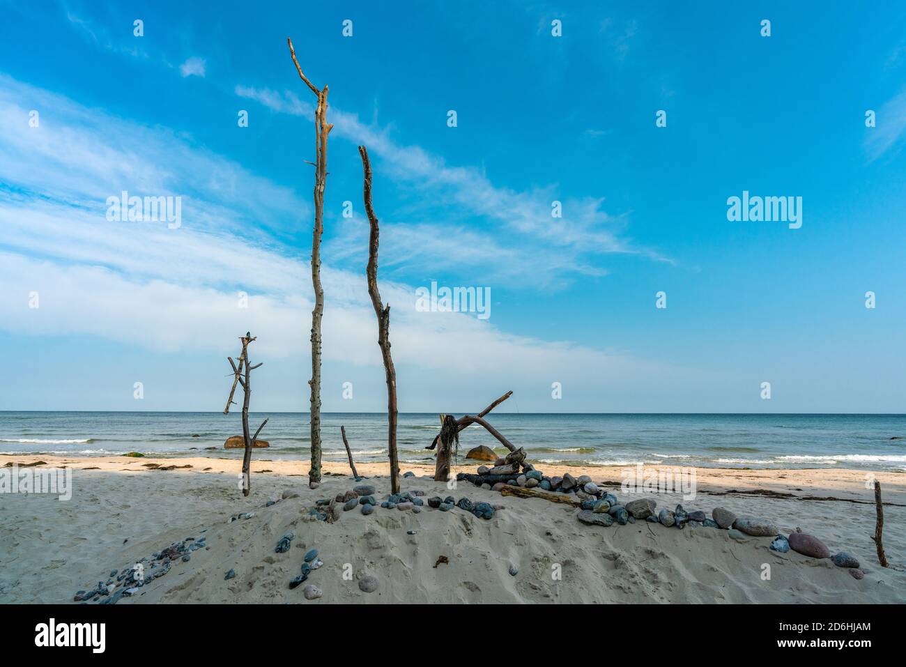 Enorme castello di sabbia con pietre e bastoni sulla spiaggia in Schwarbe sull'isola del mar baltico Ruegen Foto Stock