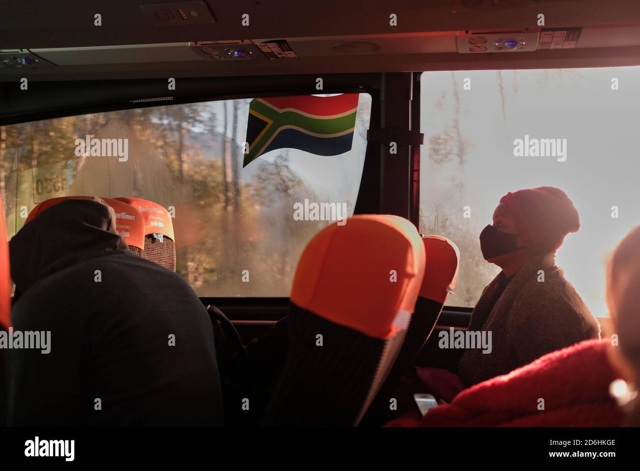 I passeggeri che indossano maschere durante il viaggio su un autobus (pullman) in Sud Africa durante il periodo pandemico di Covid-19. Foto Stock