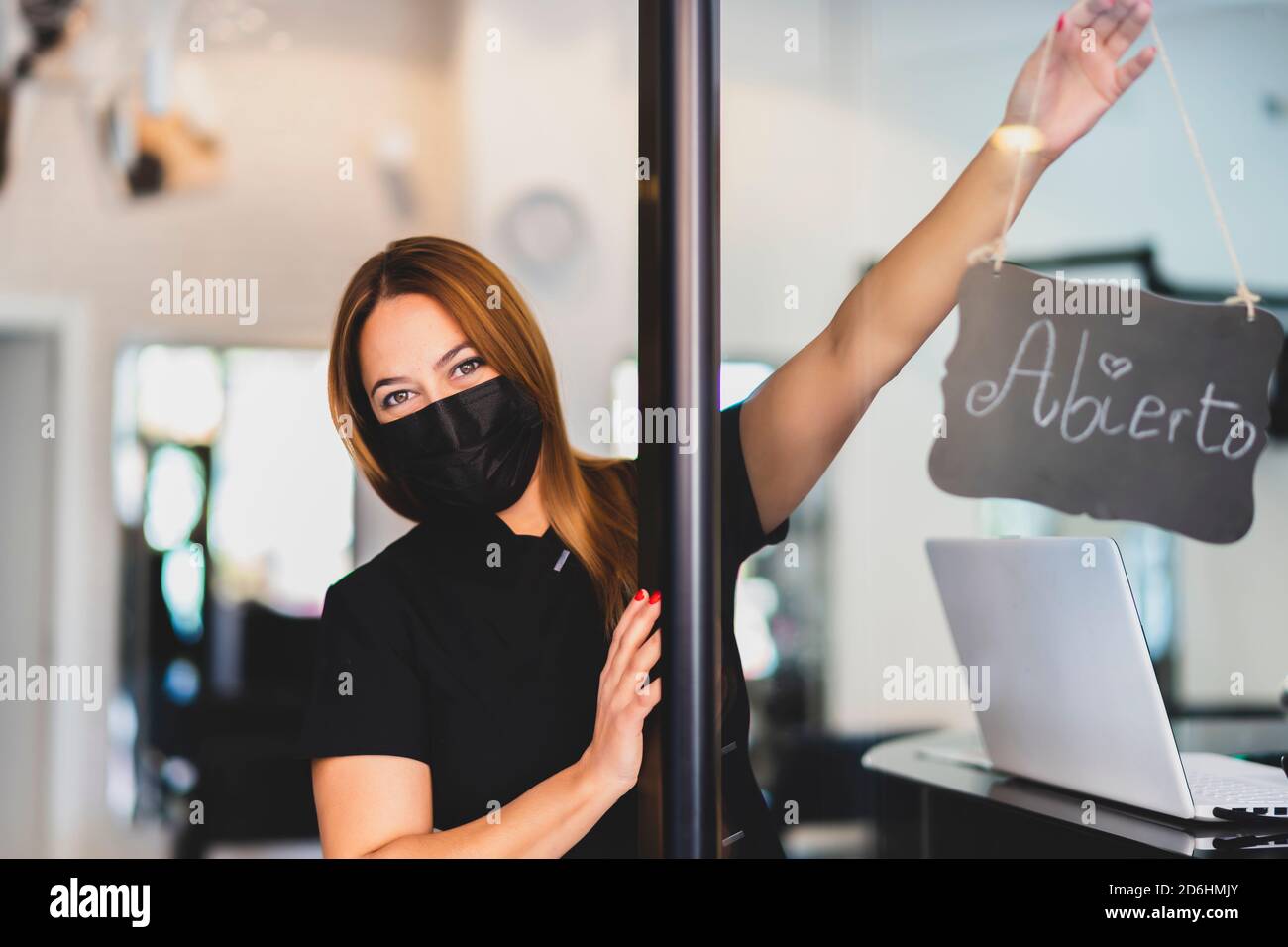 donna intraprendente che apre il suo commercio nel mezzo del covid19 pandemia Foto Stock