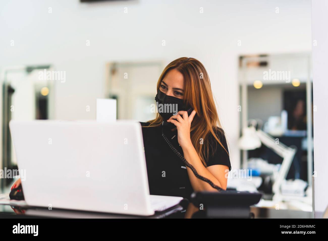 donna intraprendente che lavora con il suo computer dalla sua azienda Foto Stock