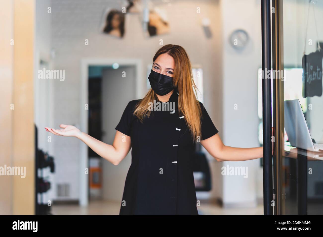 donna intraprendente che accoglie la sua attività Foto Stock