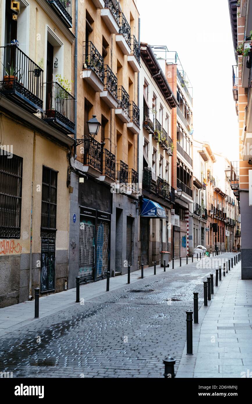 Strada tradizionale nella zona di Embajadores nel quartiere Lavapies nel centro di Madrid. Lavapies è uno dei quartieri più cool del mondo. Foto Stock