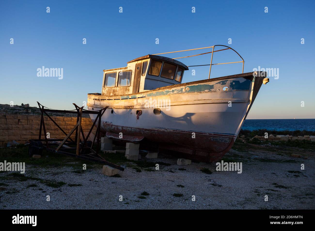 Vecchia barca a riva, Malta Foto Stock