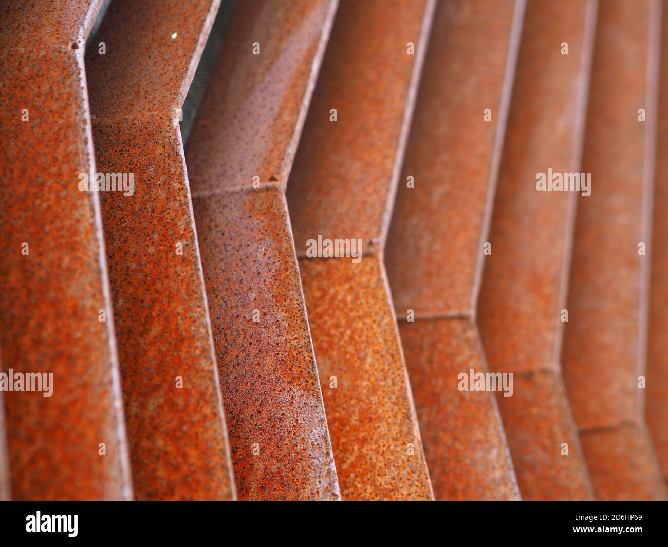 Estratto di alette in acciaio arrugginito in un telaio orizzontale geometrico a disegno angolare Foto Stock