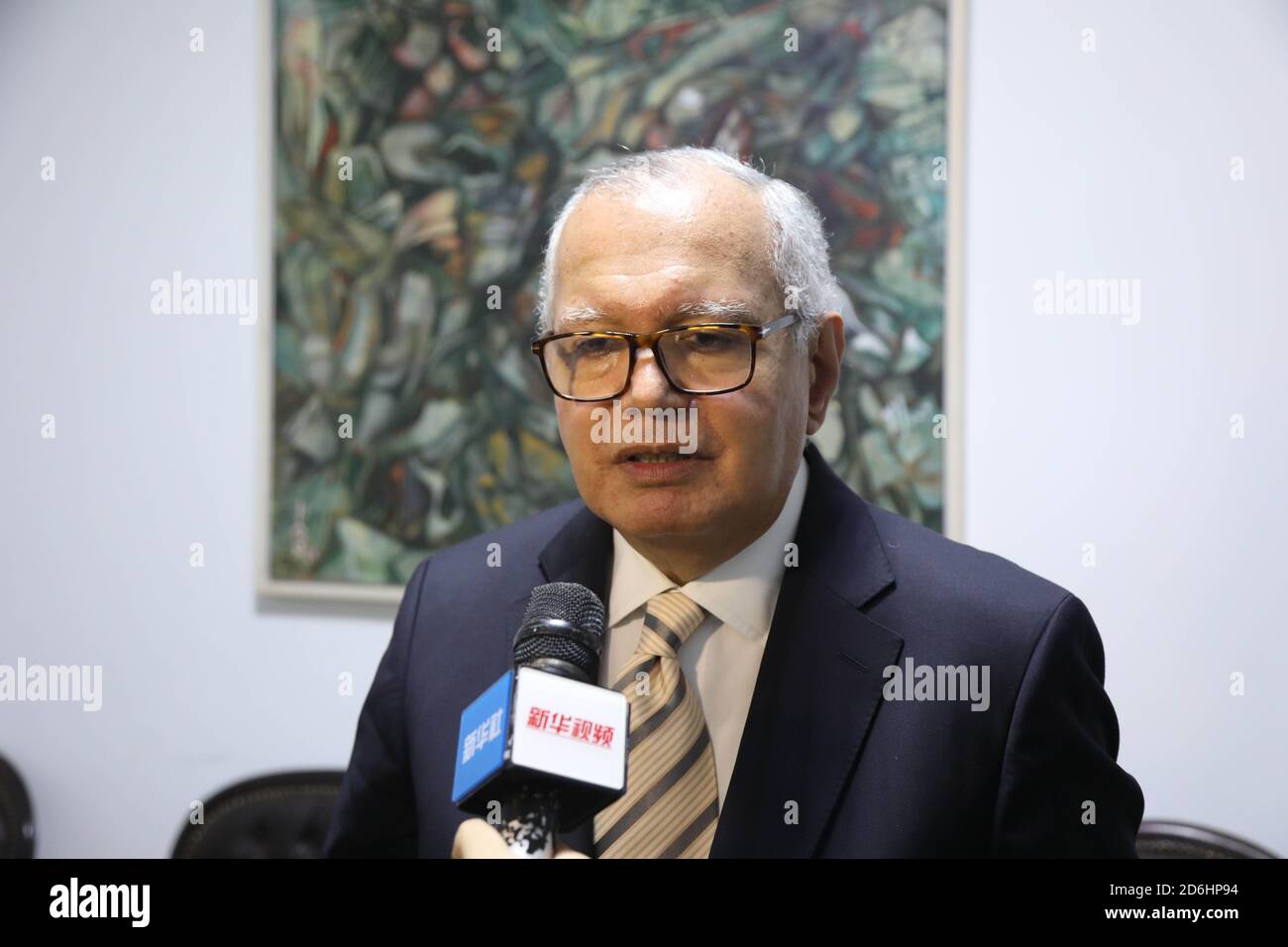 Cairo, Egitto. 15 Ott 2020. L'ex ministro degli Esteri egiziano Mohamed al-Oraby parla durante un'intervista a Xinhua in un seminario sul tema "perché il mondo tende a promuovere i legami con la Cina" al Cairo, Egitto, 15 ottobre 2020. PER ANDARE CON 'Roundup: Cina capace di gestire le sfide al suo sviluppo -- esperti egiziani' Credit: Ahmed Gomaa/Xinhua/Alamy Live News Foto Stock