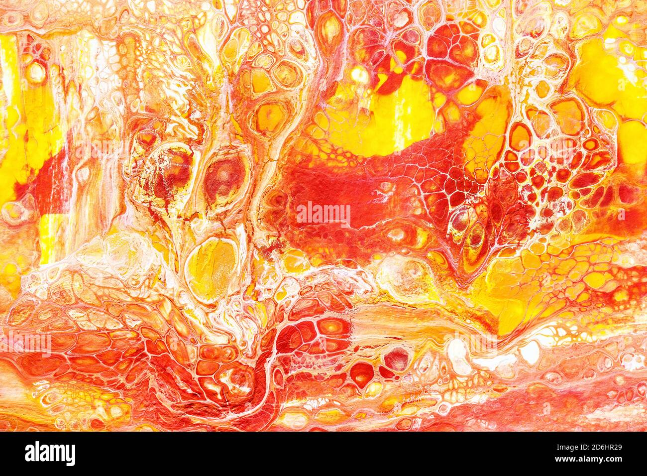 Motley sfondo astratto giallo-rosso. Versamenti acrilici. Texture disegnata a mano con celle Foto Stock
