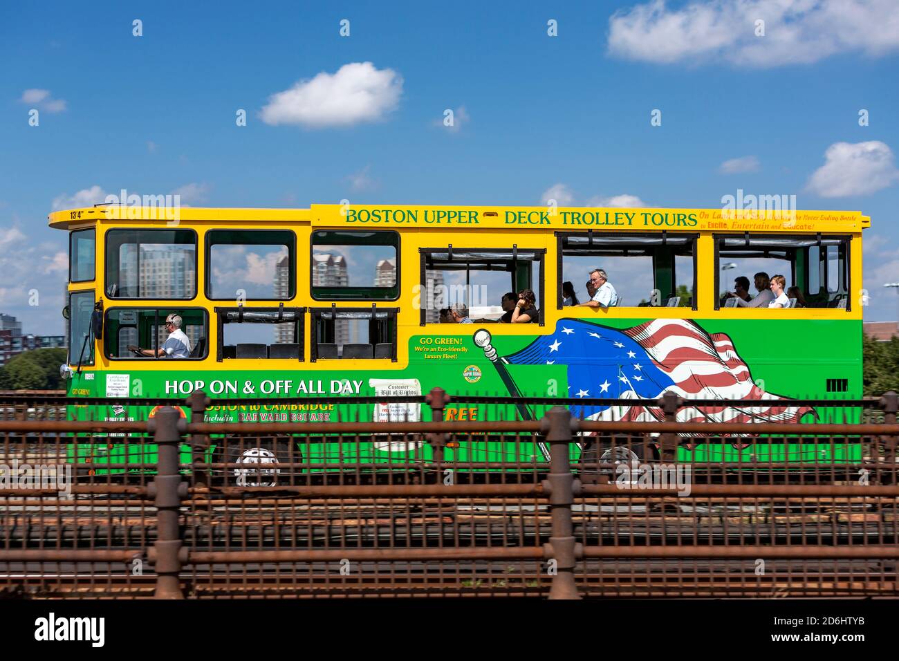 Upper Deck Trolley Tours lungo Longfellow Bridge, ad Alewife Boston, Massachusetts, Stati Uniti Foto Stock