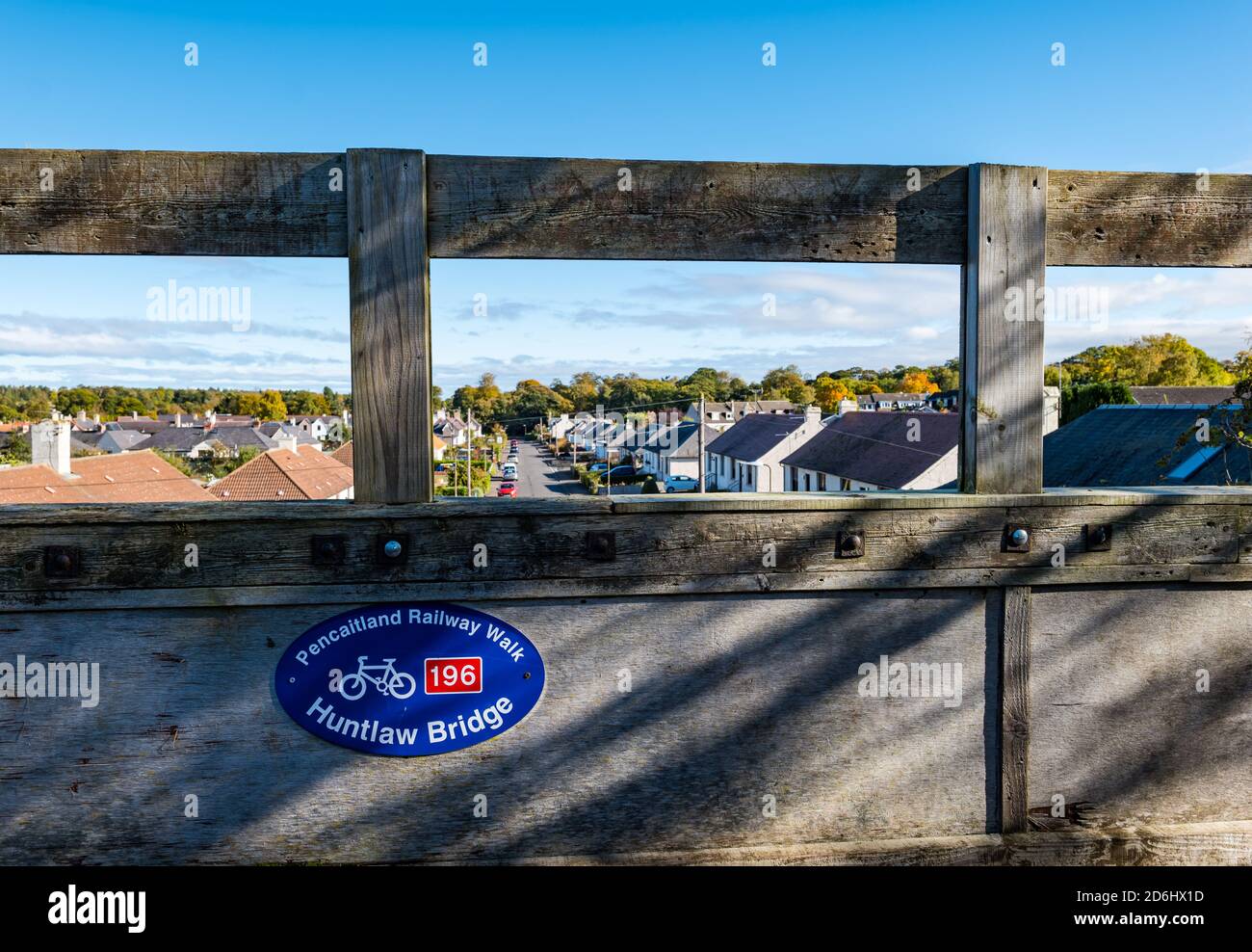 Percorso ciclabile 196 segno sul ponte, Pencaitland ferrovia a piedi il giorno di sole, East Lothian, Scozia, Regno Unito Foto Stock