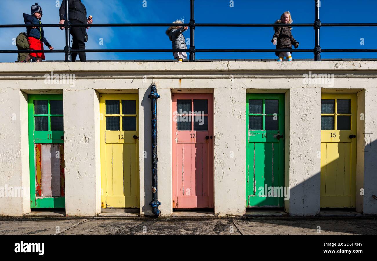 Vecchie porte colorate del cubicolo, North Berwick Harbour, East Lothian, Scotland, UK Foto Stock