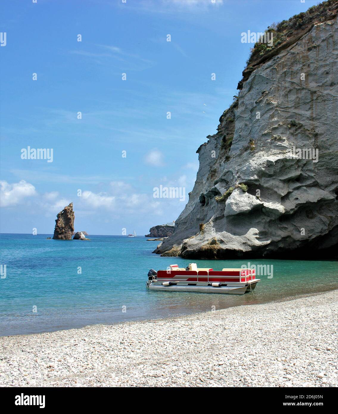 Ponza , Italia. L'isola è famosa per le sue rocce bianche e il mare color smeraldo. Foto Stock