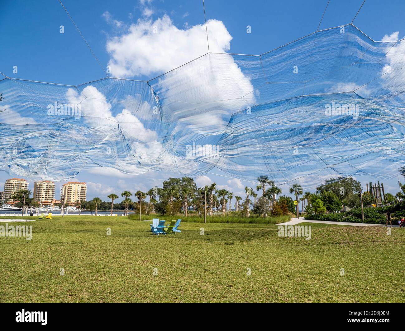 Piegatura arco di Janet Echelman installazione artistica sulla St pete Pier a San Pietroburgo, Florida USA Foto Stock