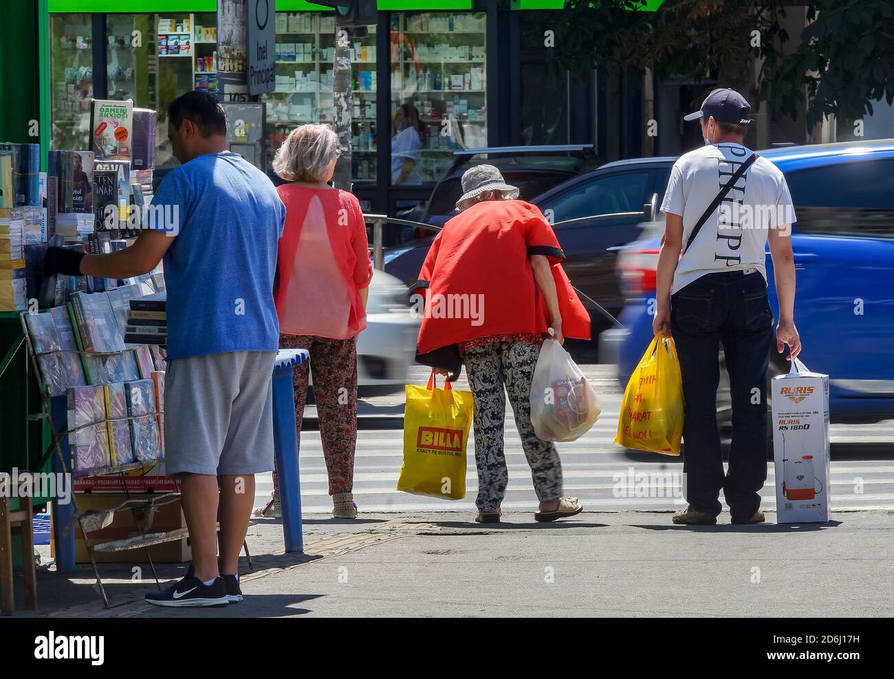 Bucarest, Romania - 02 luglio 2020 le persone anziane attraversano la strada sul crosswalk su un grande viale a Bucarest. Questa immagine è solo per uso editoriale. Foto Stock