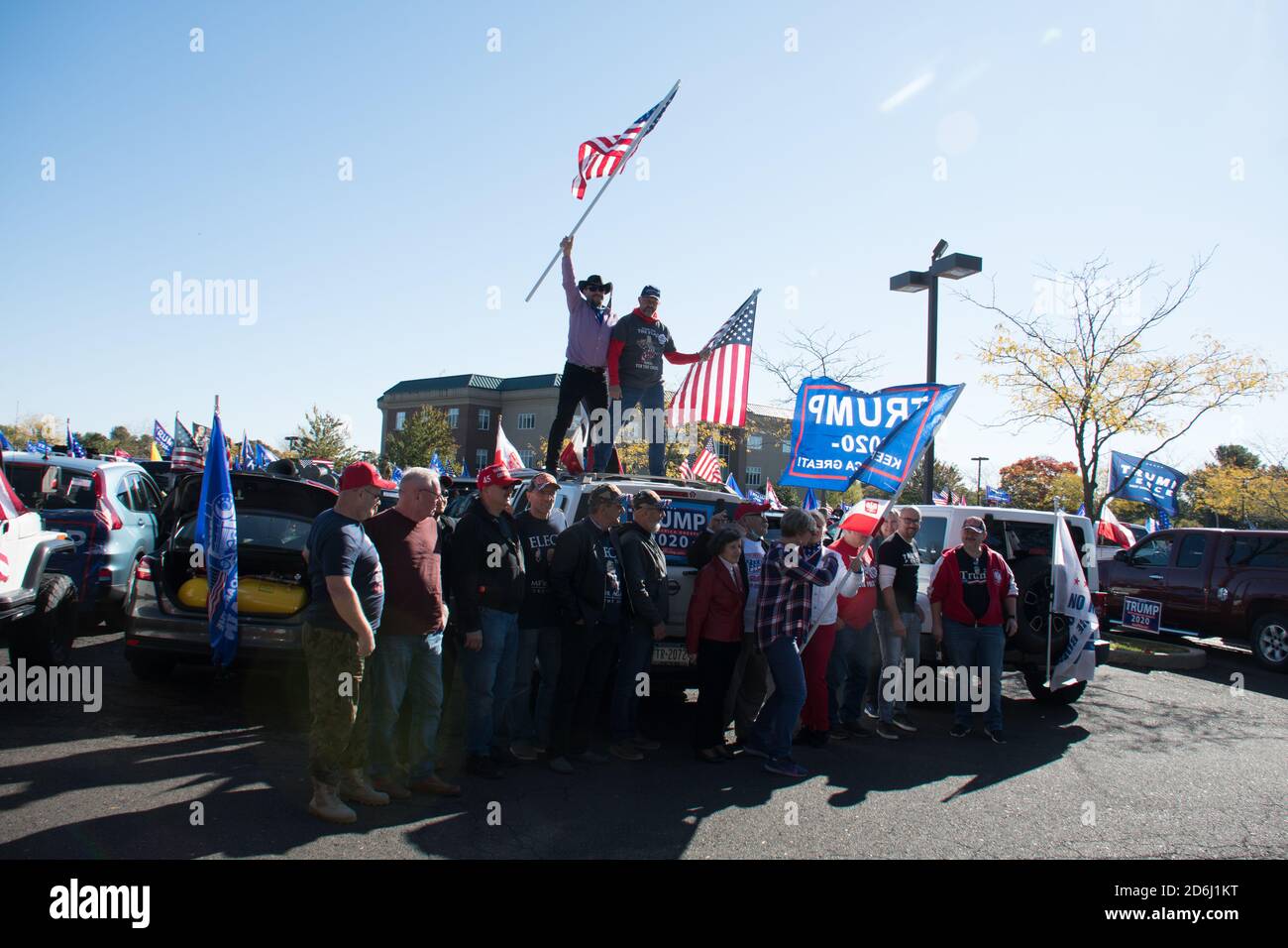 Newtown, Pennsylvania, USA - 10/17/2020: I sostenitori del presidente Donald Trump si schierano in auto, camion e moto e si trovano in Pennsylvania, da N Foto Stock
