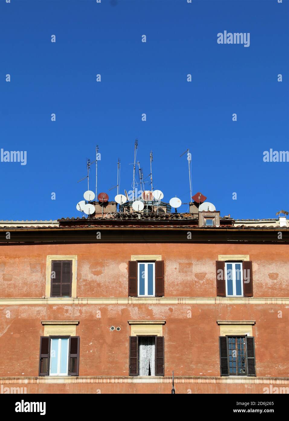 Centro storico del quartiere Trastevere nel centro di Roma.le vecchie antenne sui tetti degli edifici che sembrano essere parte della decorazione. Foto Stock