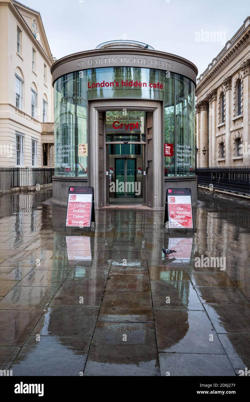Ingresso al Café nella cripta presso il St Martins nei campi chiesa Central London. Jazz Cafe i cui profitti sostenere i programmi della chiesa. Foto Stock