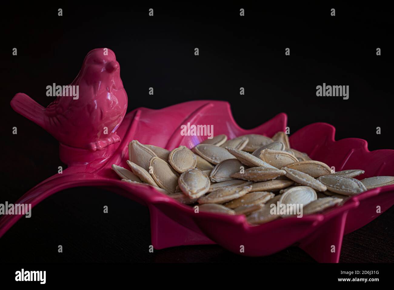 Semi di zucca in uccello e foglia forma rosa ciotola Foto Stock