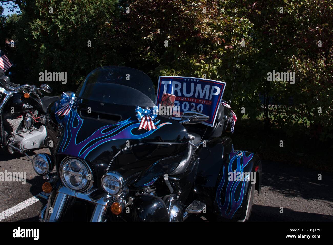 Newtown, Pennsylvania, USA - 10/17/2020: I sostenitori del presidente Donald Trump si schierano in auto, camion e moto e si trovano in Pennsylvania, da N Foto Stock