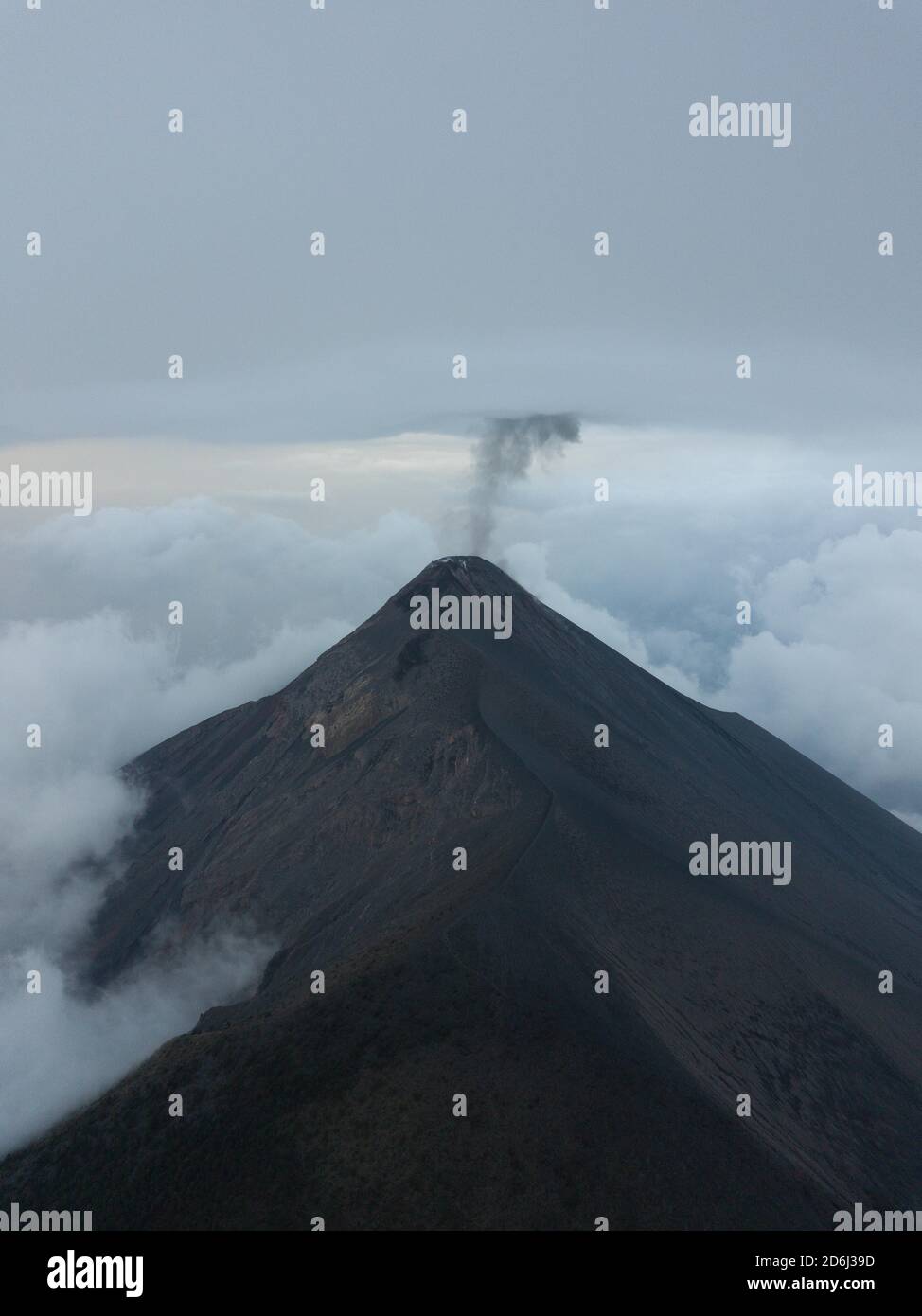 Vulcano di fumo sputing, Volcan de Fuego, Guatemala Foto Stock