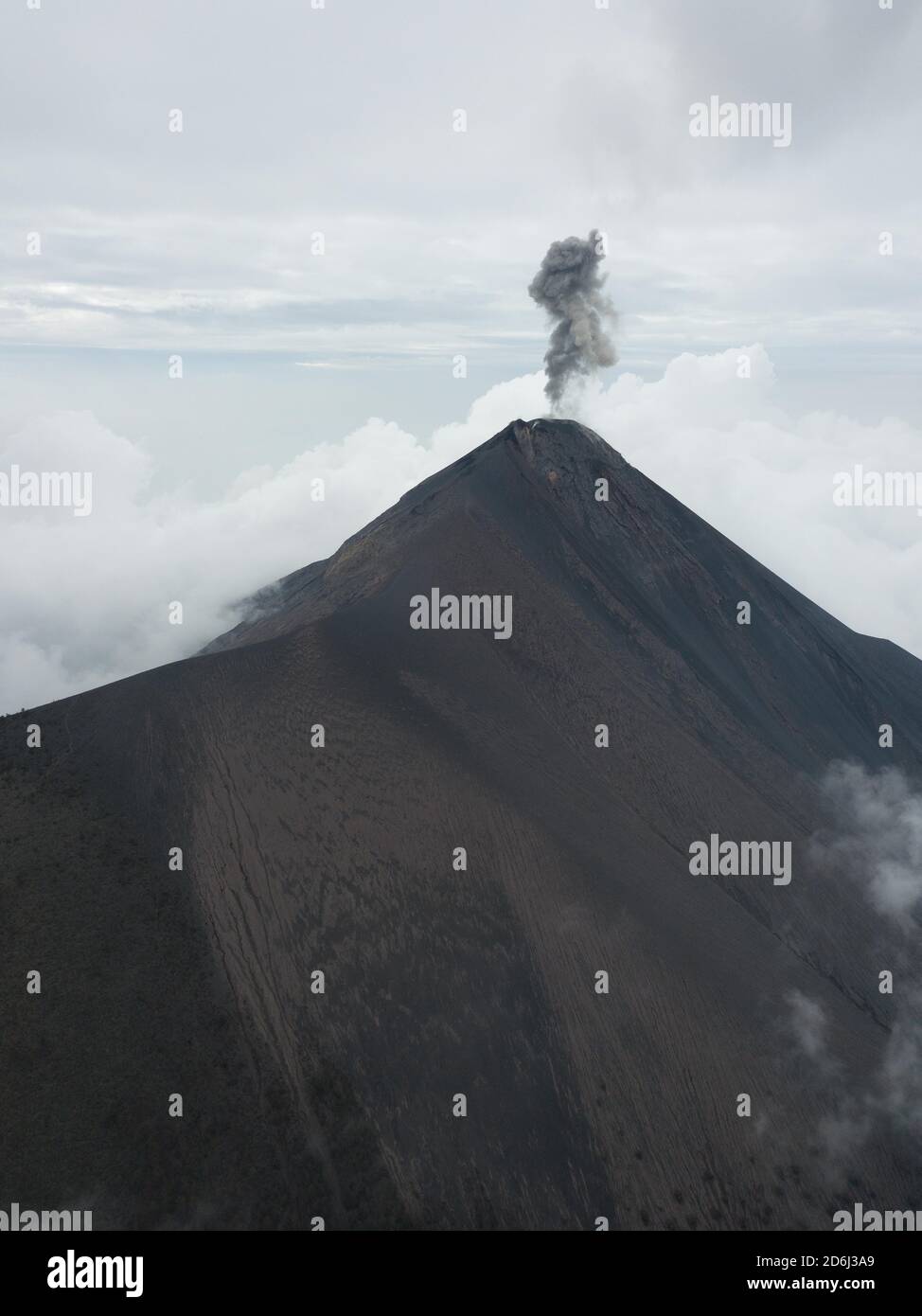 Vulcano di fumo sputing, Volcan de Fuego, Guatemala Foto Stock