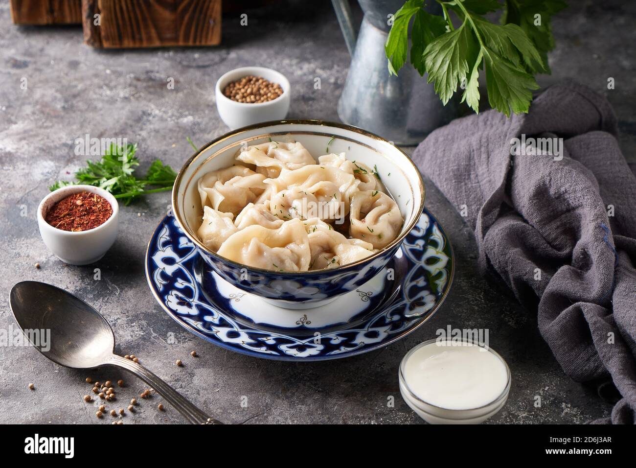 Tradizionali Manti aziani, gnocchi con carne macinata primo piano Foto Stock
